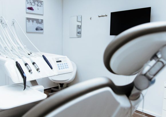 pexels-fr3nks-305568 Diş Çürüklerinin Tedavisi. Yeni Uygulama